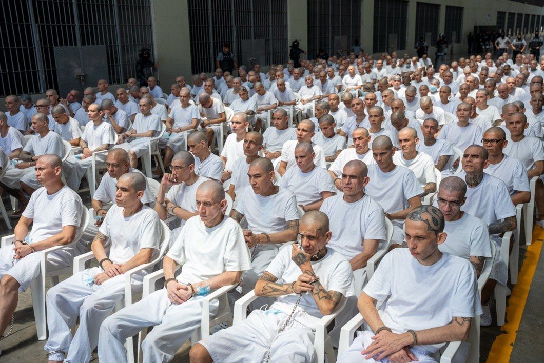 Tak sądzą bandytów. Niewiarygodne zdjęcia z Salwadoru