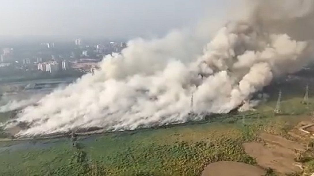 Płonie wielka góra śmieci w Indiach. 