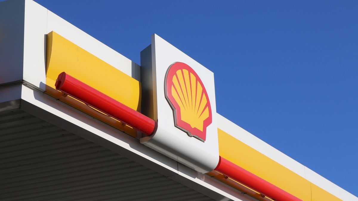 ST  PETERSBURG, RUSSIA - 2022/03/13: A shell logo seen at one of their petrol stations in St Petersburg, Russia. (Photo by Maksim Konstantinov/SOPA Images/LightRocket via Getty Images)