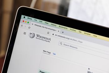 Wikipedia ma duży problem. Szefowa Wikimedia wskazuje winowajcę