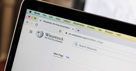 Wikipedia ma duży problem. Szefowa Wikimedia wskazuje winowajcę