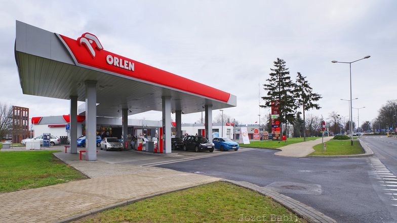 Orlen musi oddać mniejszościowy pakiet akcji gdańskiej rafinerii, blisko 400 stacji benzynowych