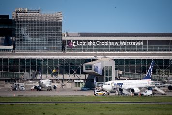 Chciała odlecieć z Warszawy z paszportem należącym do innej osoby. Została zatrzymana