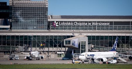 Chciała odlecieć z Warszawy z paszportem należącym do innej osoby. Została zatrzymana