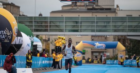 Etiopczyk i Polka triumfują w 24. Poznań Maratonie. Tłumy kibiców dopingowały biegaczy