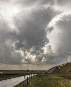 Burze. RCB ostrzega i wysyła alert