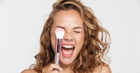 Róż i bronzer - dobranie odcienia, nakładanie różu i bronzera na twarz