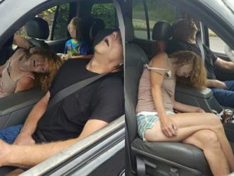 Policja opublikowała zdjęcie nieprzytomnych narkomanów za kierownicą. Wieźli ze sobą dziecko...
