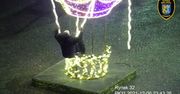Huśtał się na świątecznej iluminacji w środku miasta. Kuriozalne nagranie z Legnicy