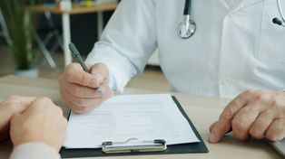 Lekarze z kujawsko-pomorskiego tracą prawo wykonywania zawodu. Już kilkaset przypadków