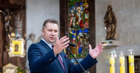 Przemysław Czarnek dziękuje o. Rydzykowi. Mówił o nagrodzie dla rodziny Radia Maryja