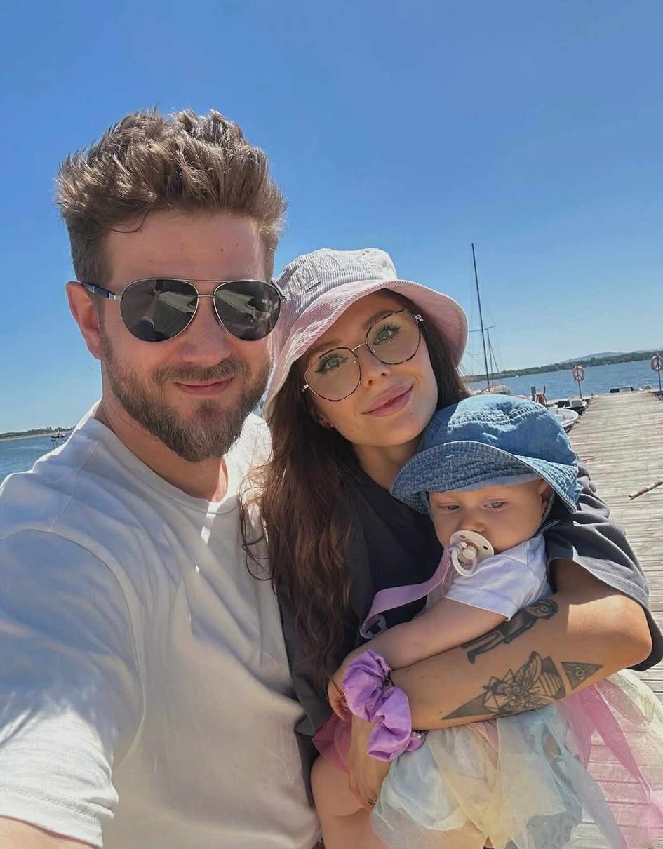 Antoni Królikowski opublikował mnóstwo fotek z ukochaną i córką