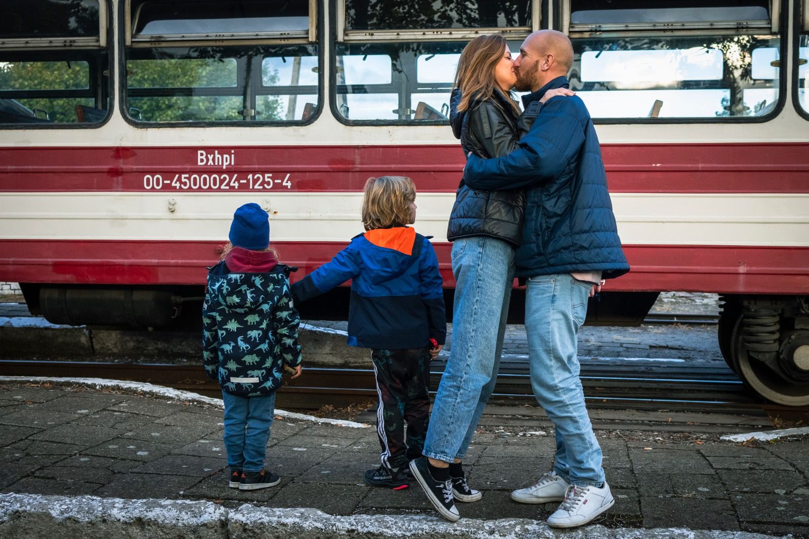Laura Breszka z rodziną i partnerem
