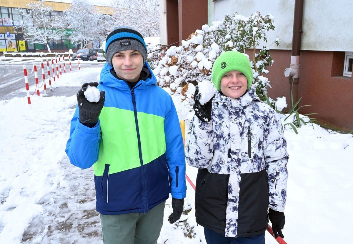 Mokry śnieg pokazał piękno wczesnej zimy w Stalowej Woli, a dzieciom dał wiele radości.