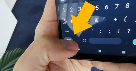 Użyj prostego triku "1-2-3". Pisanie na klawiaturze smartfonu stanie się szybsze