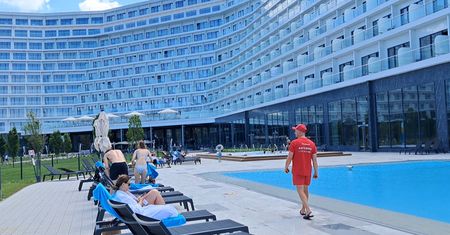 "Zacumował na wybrzeżu". Mówi o gigancie w Pobierowie