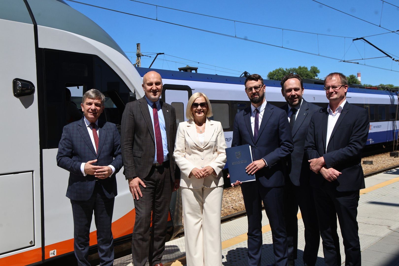 W imieniu Zarządu Województwa Świętokrzyskiego dokument sygnowali:  Marszałek Województwa Świętokrzyskiego Renata Janik oraz wicemarszałek Grzegorz Socha. Ze strony projektodawcy umowę podpisał Szymon Puczyński, dyrektor Biura Pozyskiwania Finansowania i Realizacji Projektów w POLREGIO S.A. Gośćmi wydarzenia byli także: Andrzej Pruś, członek Zarządu Województwa Świętokrzyskiego, prezes Zarządu POLREGIO S.A. Krzysztof Pietrzykowski oraz dyrektor Świętokrzyskiego Zakładu POLREGIO S.A. Robert Zaborski.