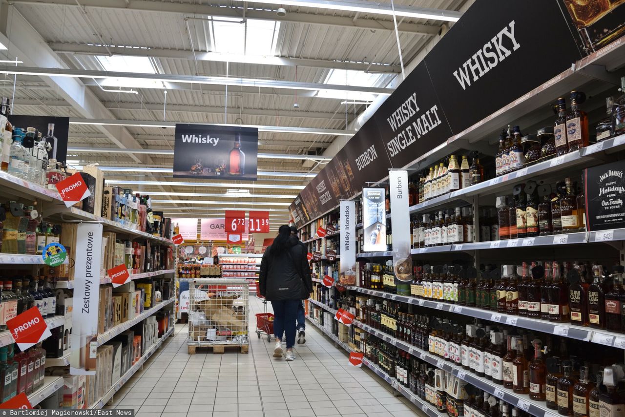Auchan wycofuje z półek ten alkohol. Jest groźny dla zdrowia