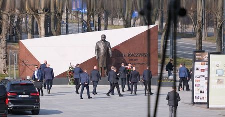 Prezydent Andrzej Duda w Lublinie. Wizytę rozpoczął od złożenia kwiatów przed pomnikiem prezydenta Lecha Kaczyńskiego