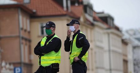 Warszawa. Pluła i kasłała policjantowi w twarz. Potem zerwała mu z twarzy maskę ochronną.