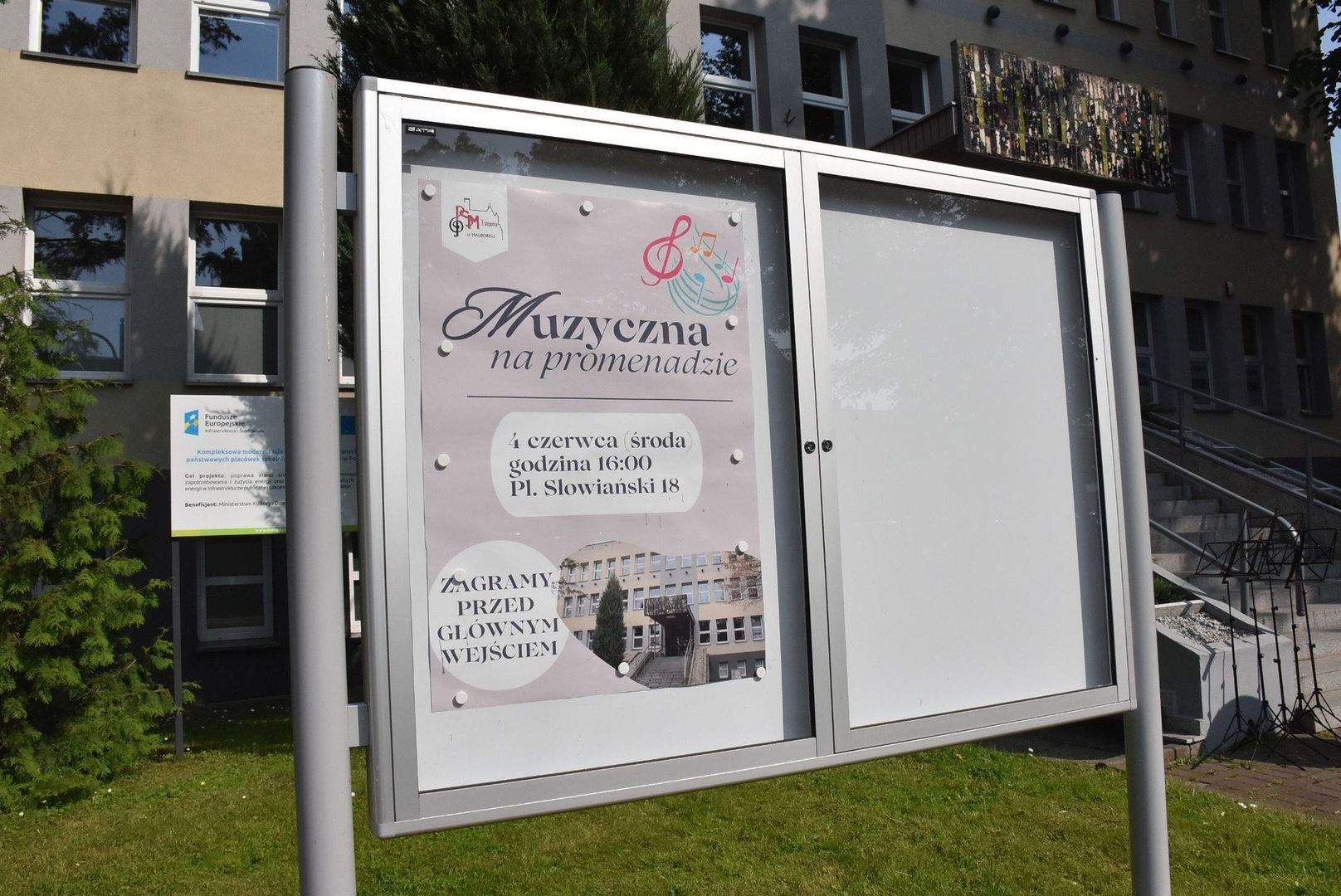 Koncert uczniów przed szkołą muzyczną w Malborku