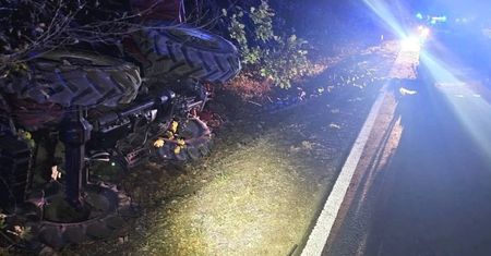 Starościn Kolonia: Dramat na drodze. Skoda wbiła się w traktor – rolnik zabrany śmigłowcem