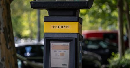 Warszawa rozszerza strefę płatnego parkowania! Kierowcy zapłacą w kolejnych dzielnicach