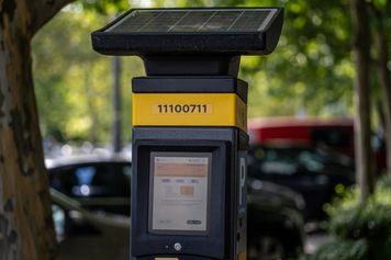 Warszawa rozszerza strefę płatnego parkowania! Kierowcy zapłacą w kolejnych dzielnicach
