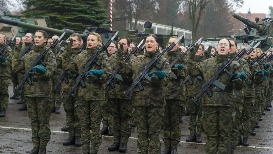 Polacy są przeciwko przywróceniu obowiązkowej służby wojskowej. Niewiele osób uważa też, że kobiety powinny na równi z mężczyznami być powoływane do armii 