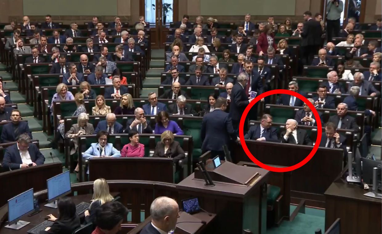 Przemysław Czarnek usiadł obok Jarosława Kaczyńskiego