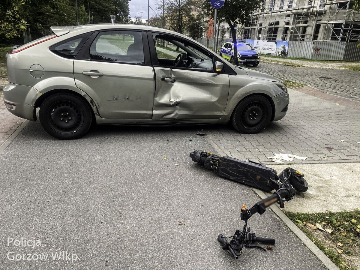 Gorzów: Zderzenie hulajnogi z autem. 17-latek trafił do szpitala