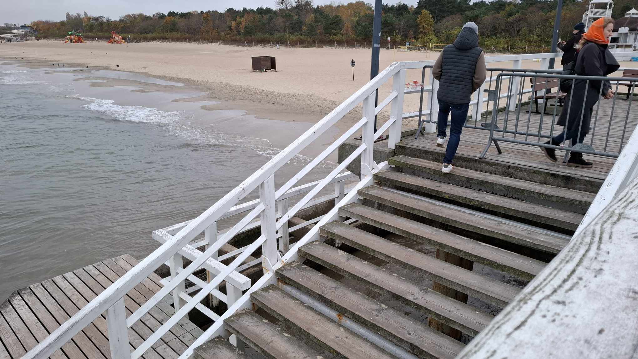 Turyści omijają ustawione bramki 
