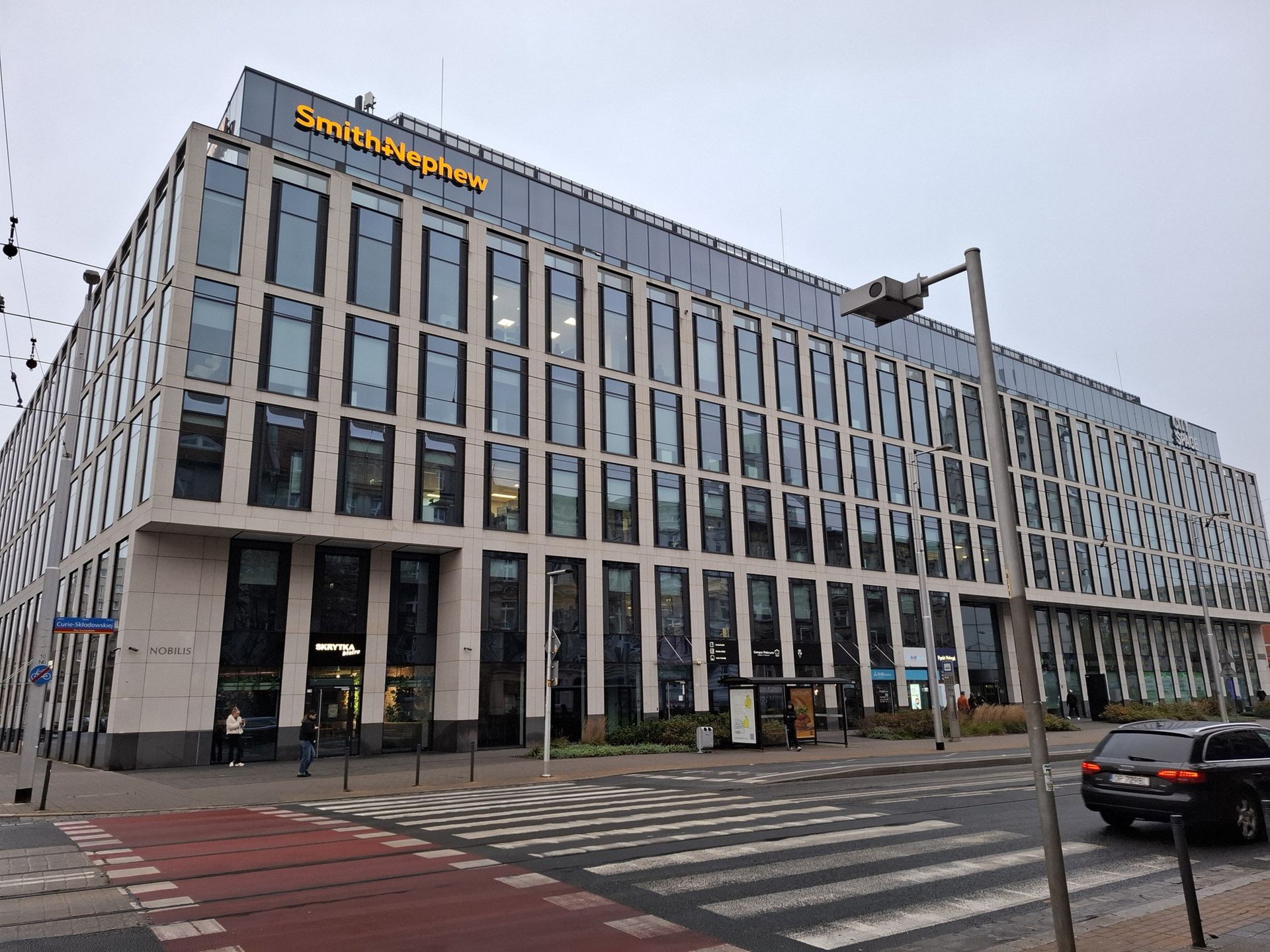 2. Targowisko przy ul. Marii Curie-Skłodowskiej i Mikołaja Reja/Pasaż Grunwaldzki i biurowiec Nobilis Business House