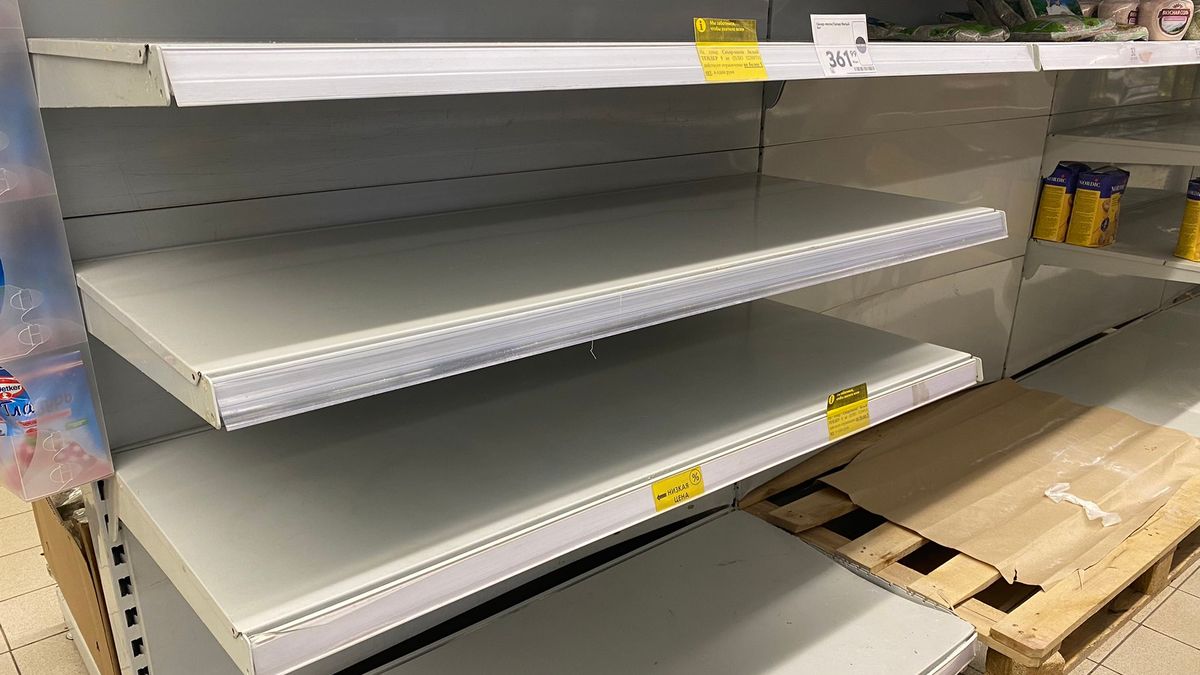 Puste półki w moskiewskich sklepach 