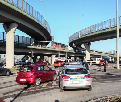 Wypadek autobusu na Sadybie. Ulica zablokowana