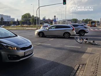 Warszawa: Wypadek na zjeździe z trasy S2. Rowerzysta zderzył się z Volvo