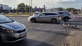 Warszawa: Wypadek na zjeździe z trasy S2. Rowerzysta zderzył się z Volvo