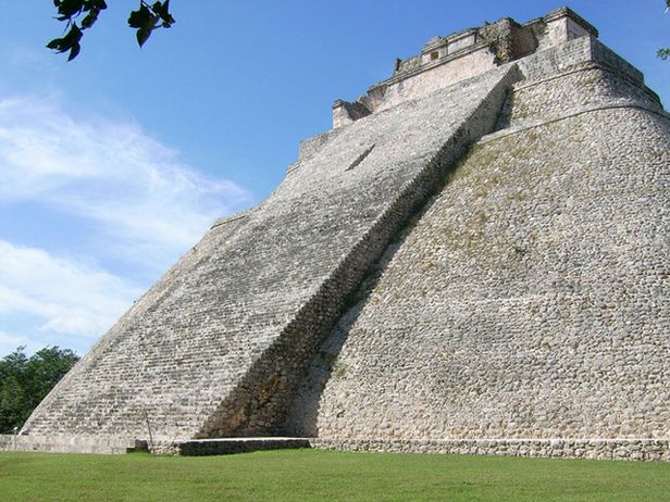 Piramida w mieście Uxmal (Fot. Flickr/ Sergio Kasusky/Lic. CC by)