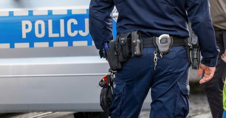 Chciał zatrzymać pijanego kierowcę. Pasażer ruszył na niego z siekierą