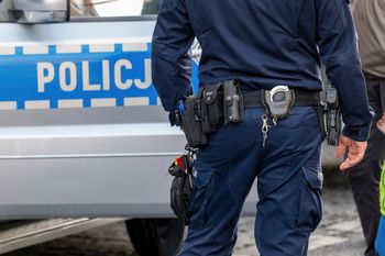 Chciał zatrzymać pijanego kierowcę. Pasażer ruszył na niego z siekierą