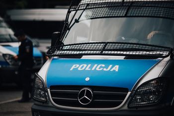 Kask na głowie i kanister w ręku. Incydent przed ministerstwami