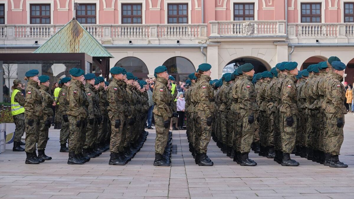 Ślubowanie uczniów klas pierwszych wojskowych w XIV LO w Lublinie