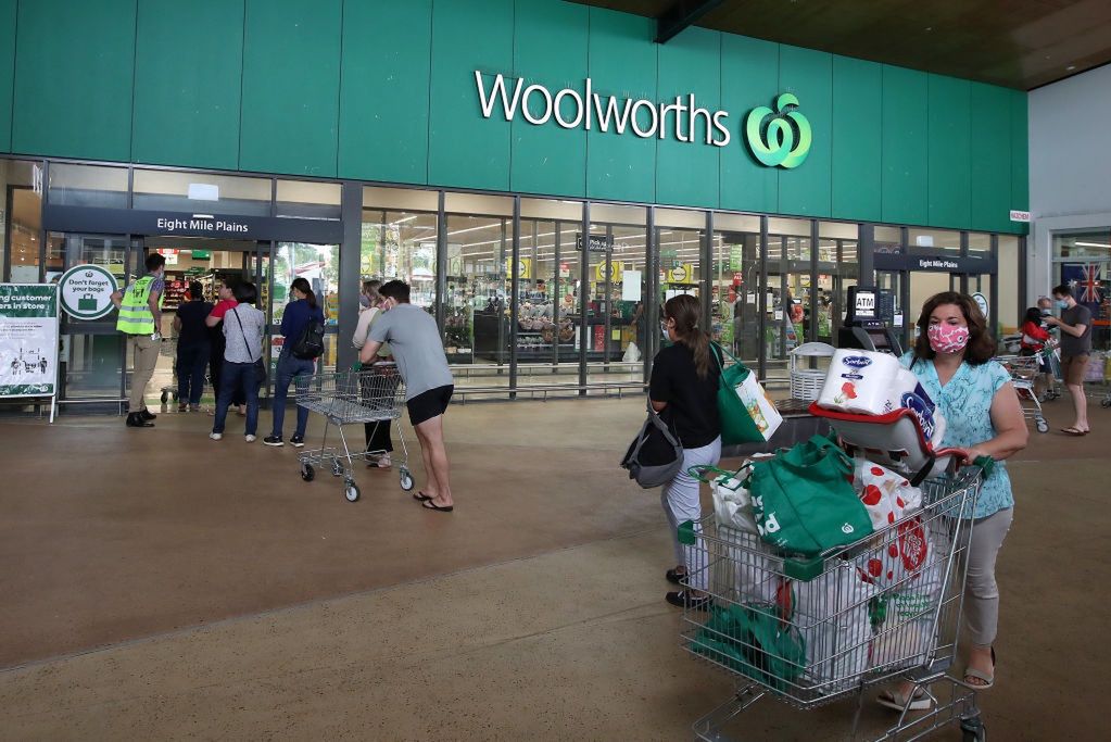 W czwartek ludzie masowo ruszyli do sklepów w Brisbane. Wszyscy wychodzili z pełnymi wózkami