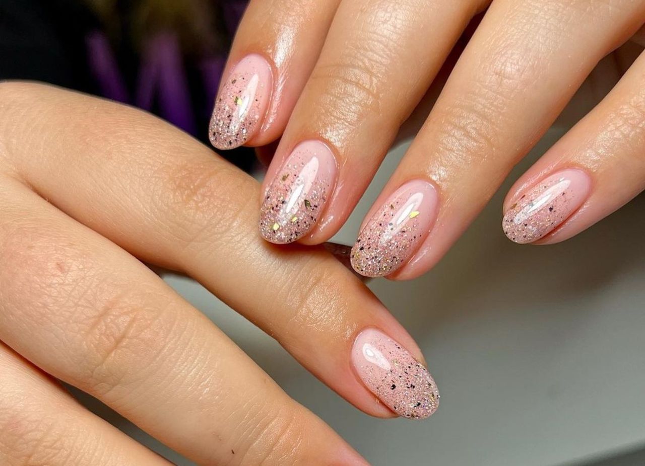 "Naked glitter". Nowy trend w stylizacji paznokci