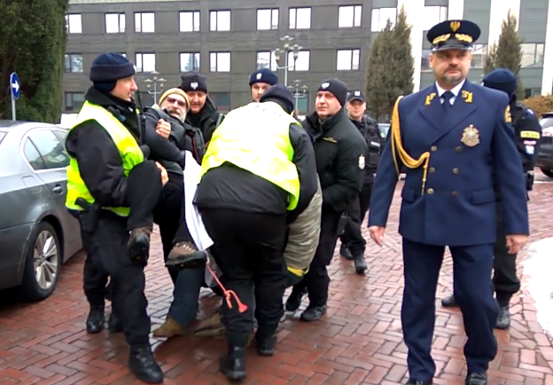 Służby porządkowe usunęły protestujących z terenu Sejmu