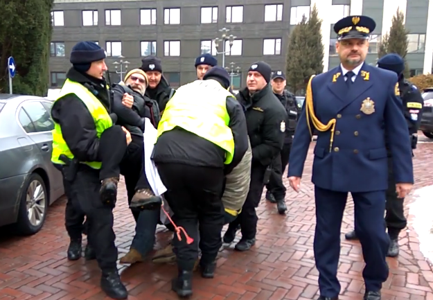 Służby porządkowe usunęły protestujących z terenu Sejmu