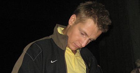 Mroczek rozdaje autografy