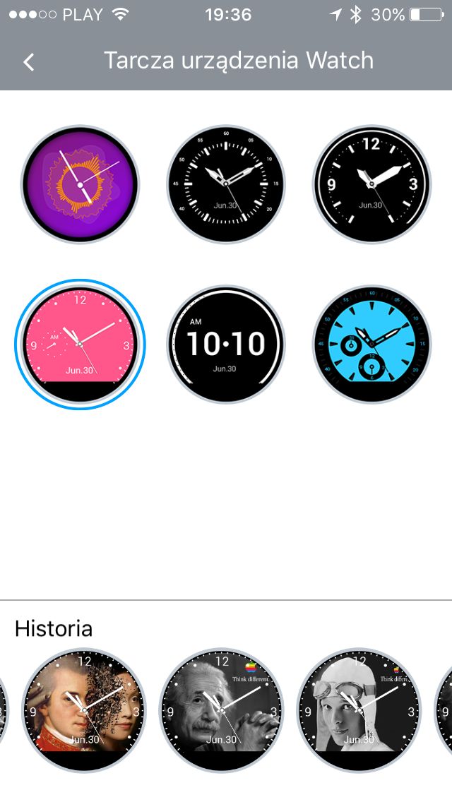 Alcatel Go Watch posiada spore możliwości personalizacji tarczy. Można wybrać kilka typów wskazówek, łącznie z edycją ich koloru. Fajna jest możliwość użycia jako tła własnego zdjęcia. Szczególnie korzystnie prezentuje się Einstein.