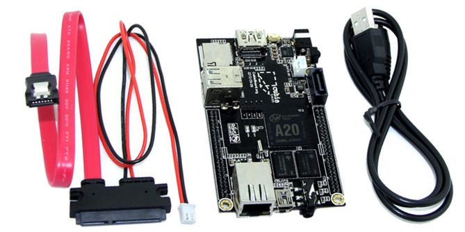 Zestaw Cubieboard 2 zawiera również kabel usb (zasilajacy) i złącze sata