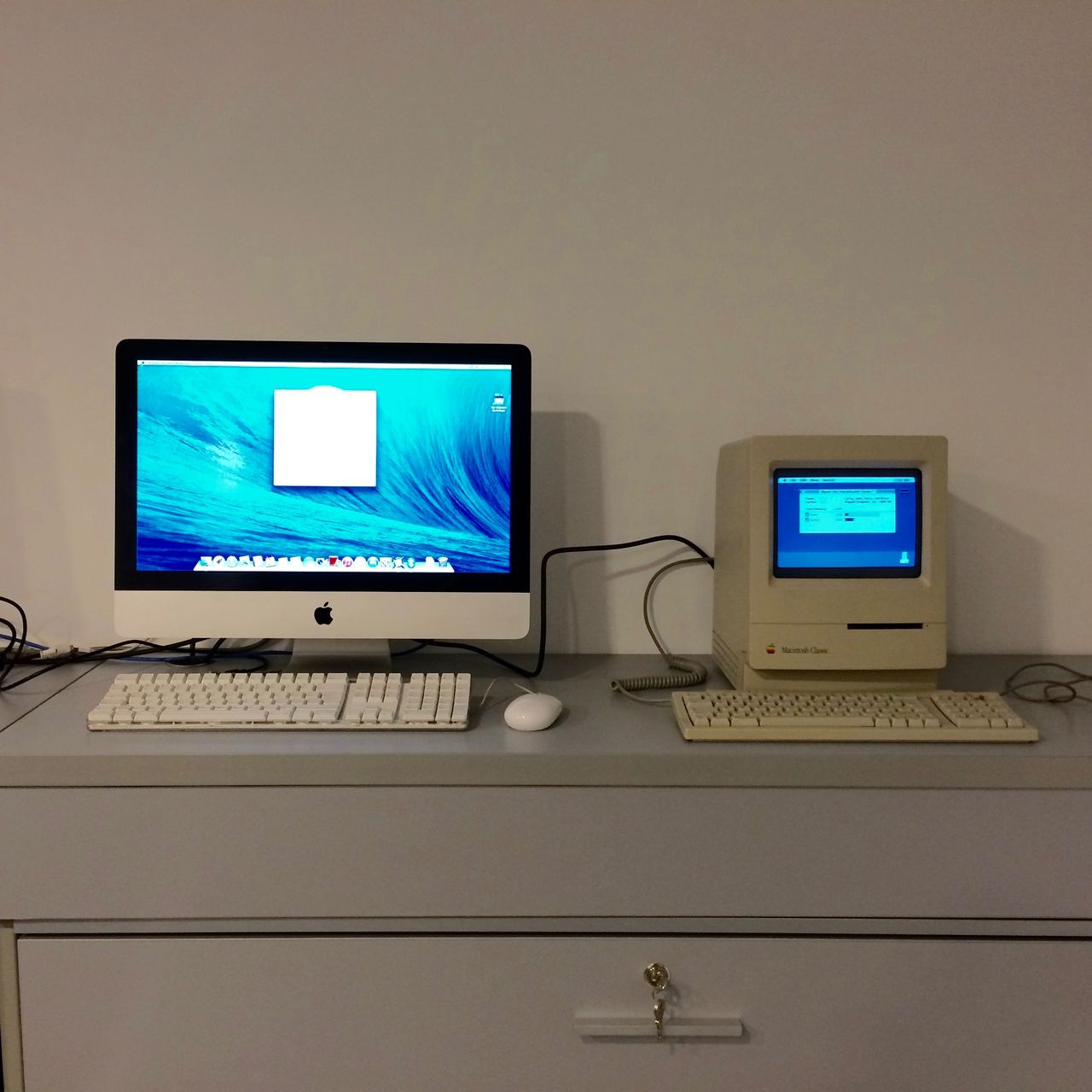 Macintosh Classic dumnie stanął na recepcji naszej firmy, wzbudzając większe zainteresowanie niż iMac.